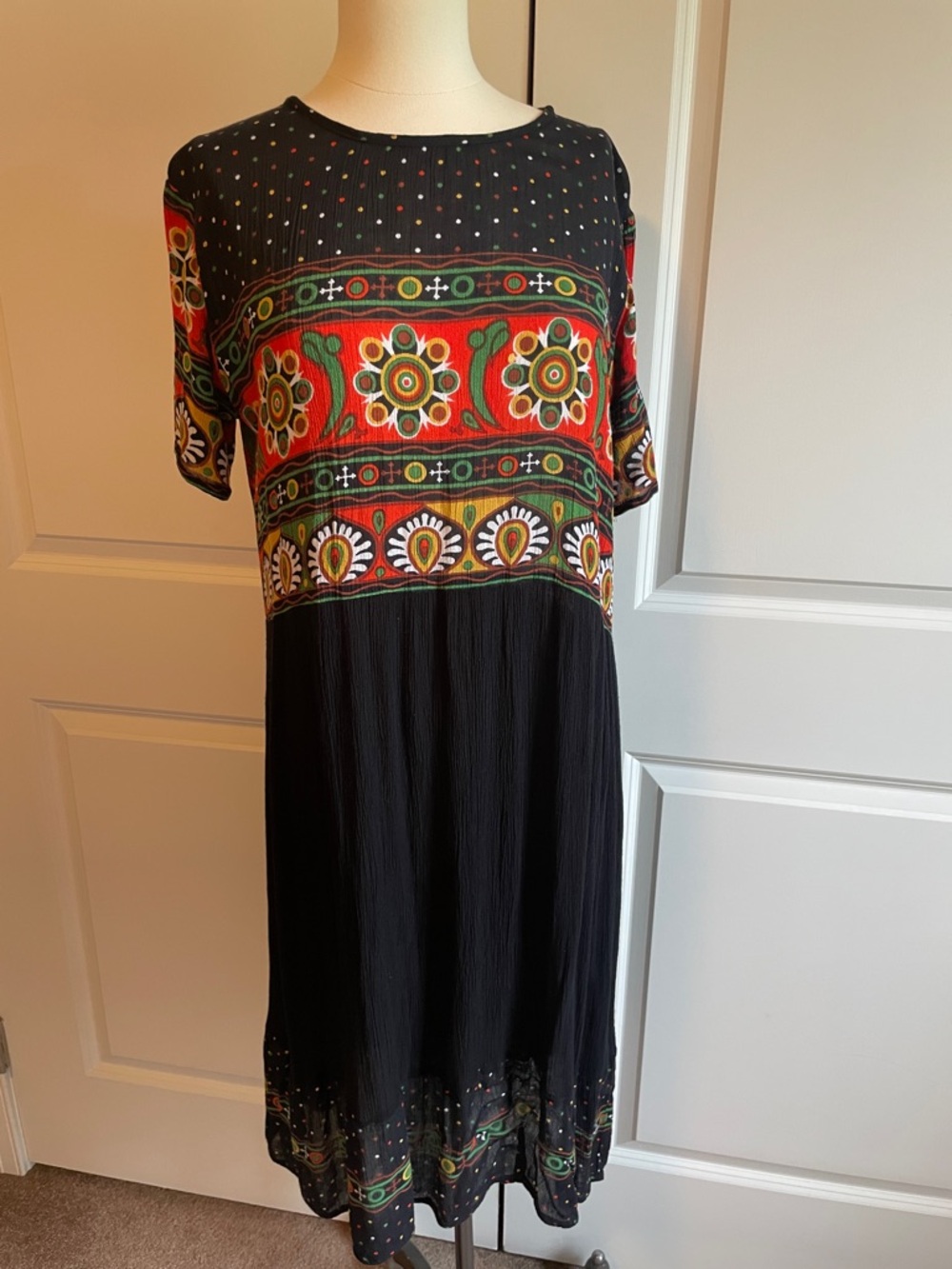 Boohoo Floral Black and Red Short-Sleeve Dress Size 10